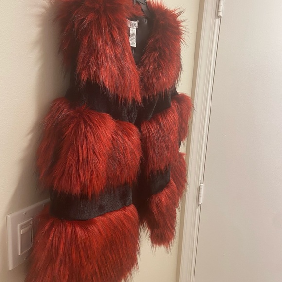 Faux fur vest, red/black, size L, new with tags - Picture 3 of 8